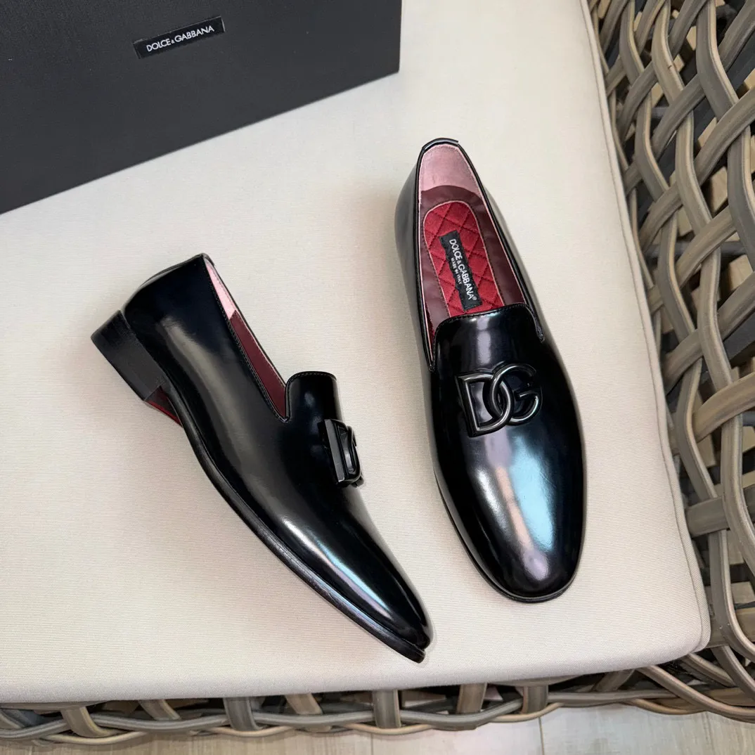💰¥960 D&G cowhide moccasin loafers for men｜Embellished with DG hardware nameplate｜Made of imported calfskin｜Retro and shiny texture complement each other｜Release charming tones to outline a confident posture｜Imported calfskin + cowhide lining + Italian leather outsole Size: 39-44 (38.45 custom-made)